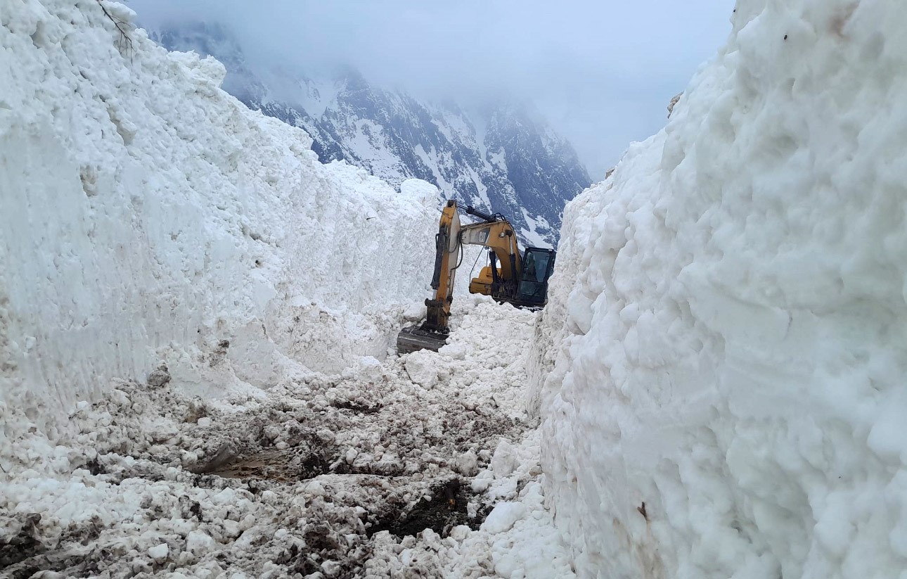 Yüksekova’da çığ meyve bahçelerini yuttu: Köy yolu kar tünelleriyle açılıyor
