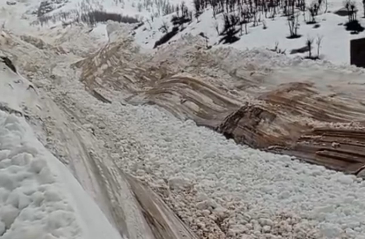 Yüksekova’da çığ paniği: Köy halkı faciadan döndü
