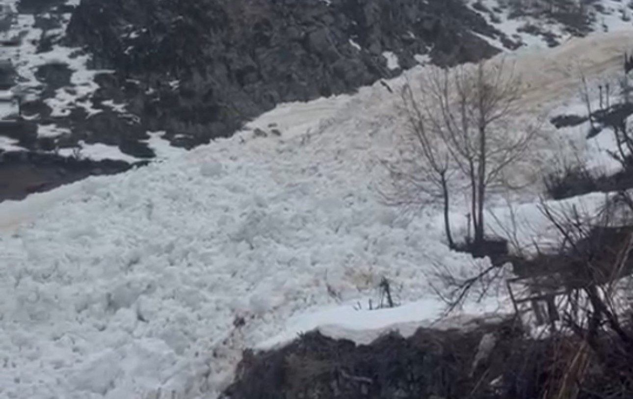 Yüksekova’da çığ paniği: Köy halkı faciadan döndü
