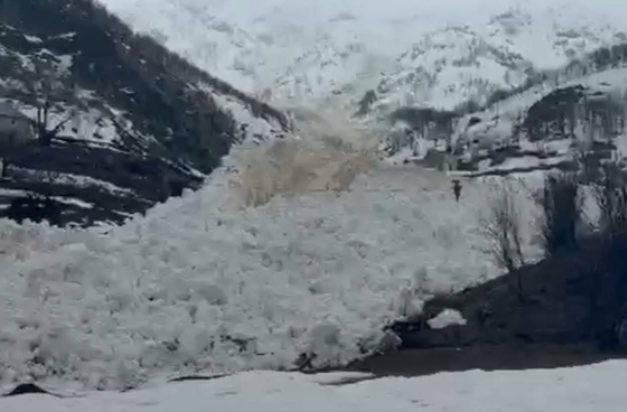 Yüksekova’da çığ paniği: Köy halkı faciadan döndü
