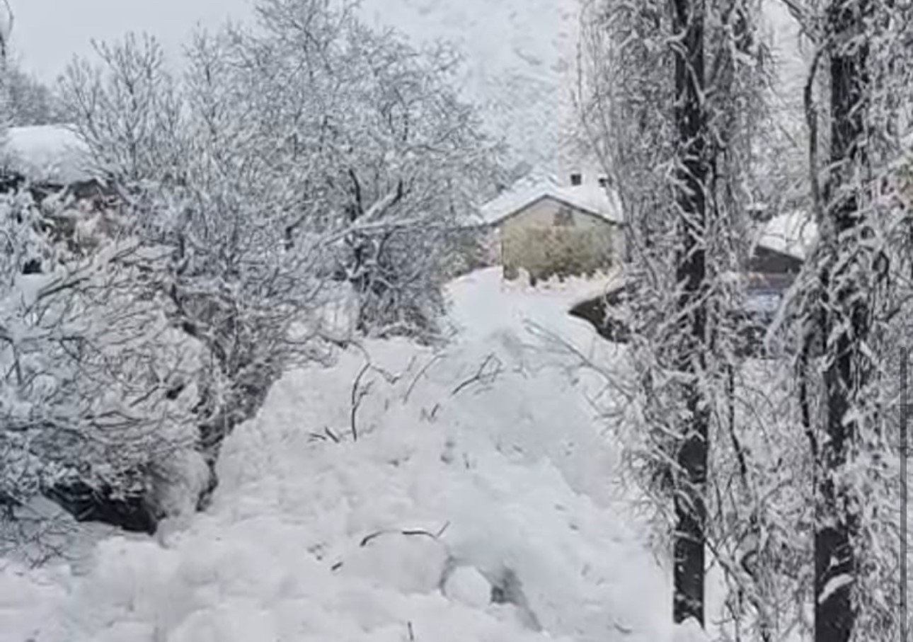 Yüksekova’da çığ yerleşim yerine indi: Facianın eşiğinden dönüldü
Yüksekova’da çığ yerleşim yerine indi: Facianın eşiğinden dönüldü