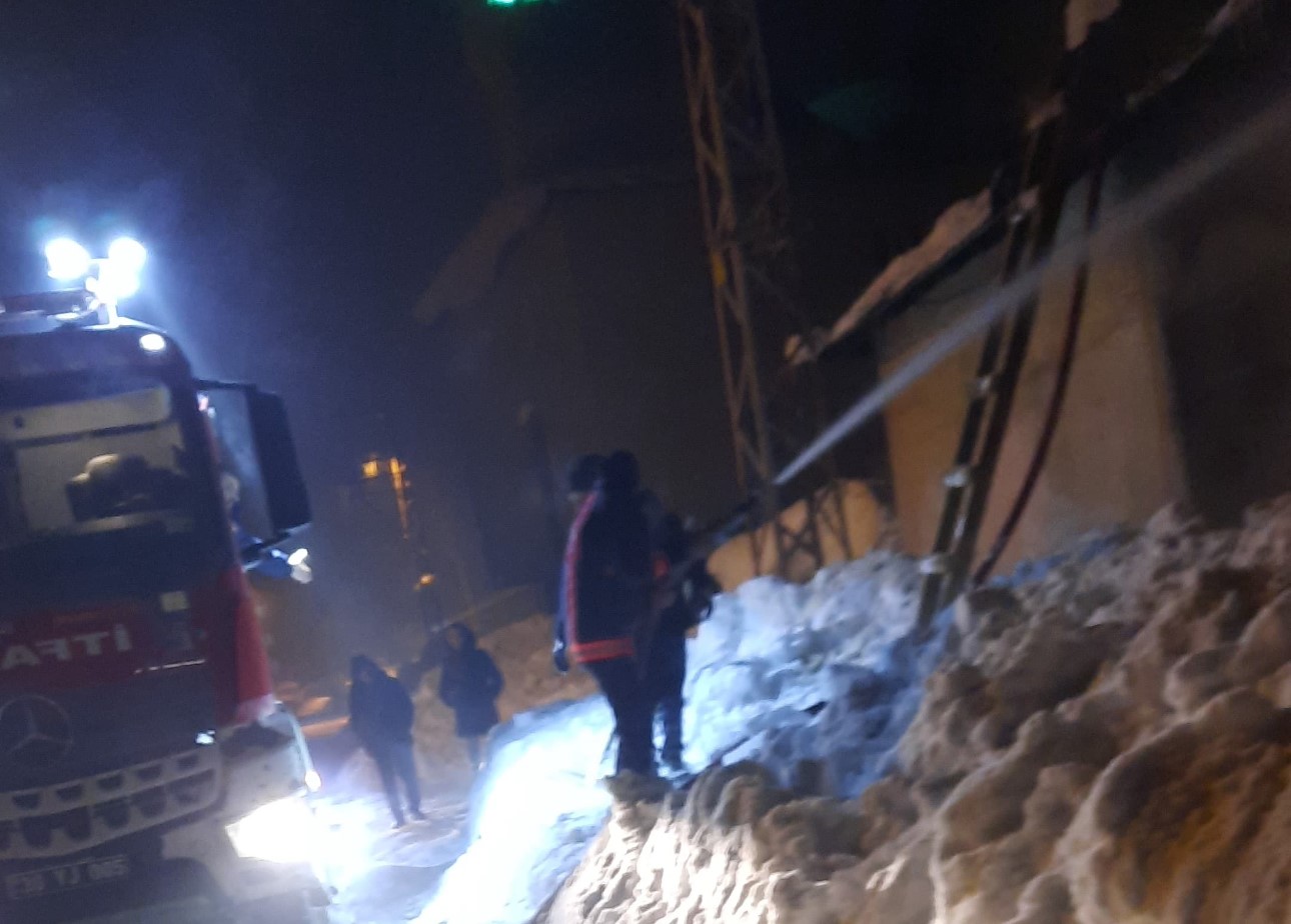 Yüksekova’da çıkan yangın aileyi evsiz bıraktı
