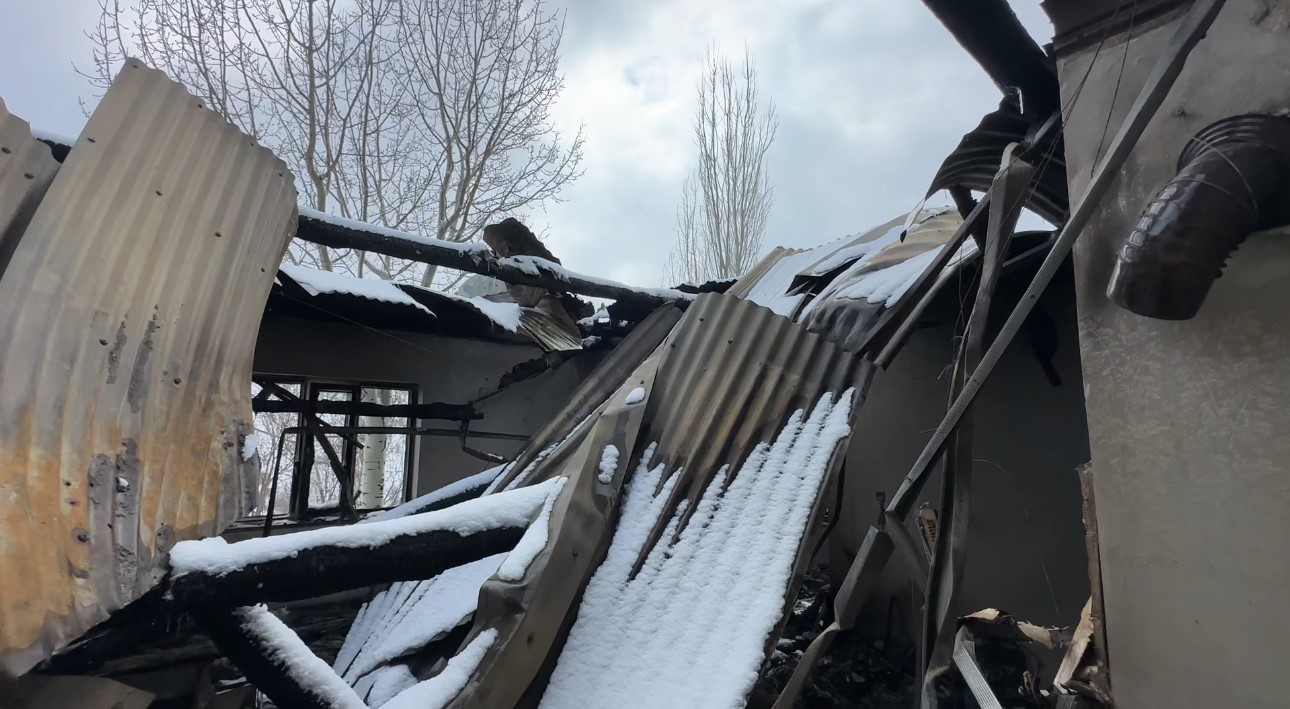 Yüksekova’da çıkan yangında bir ev kullanılamaz hale geldi
