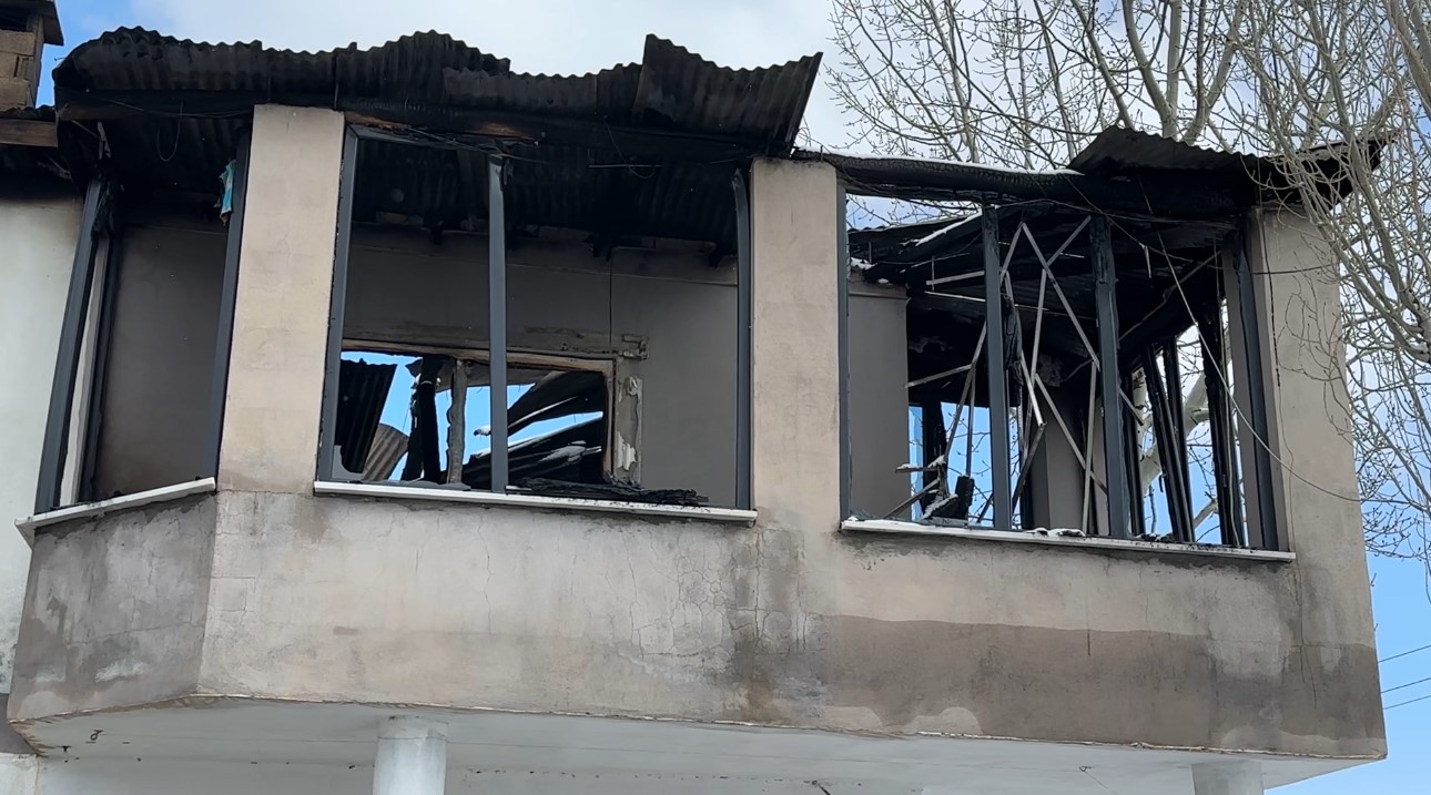 Yüksekova’da çıkan yangında bir ev kullanılamaz hale geldi
