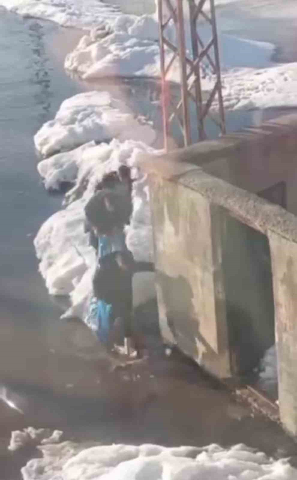 Yüksekova’da çocukların sular altında kalan yollarda şeker mesaisi
