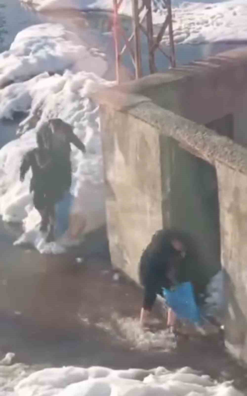 Yüksekova’da çocukların sular altında kalan yollarda şeker mesaisi
