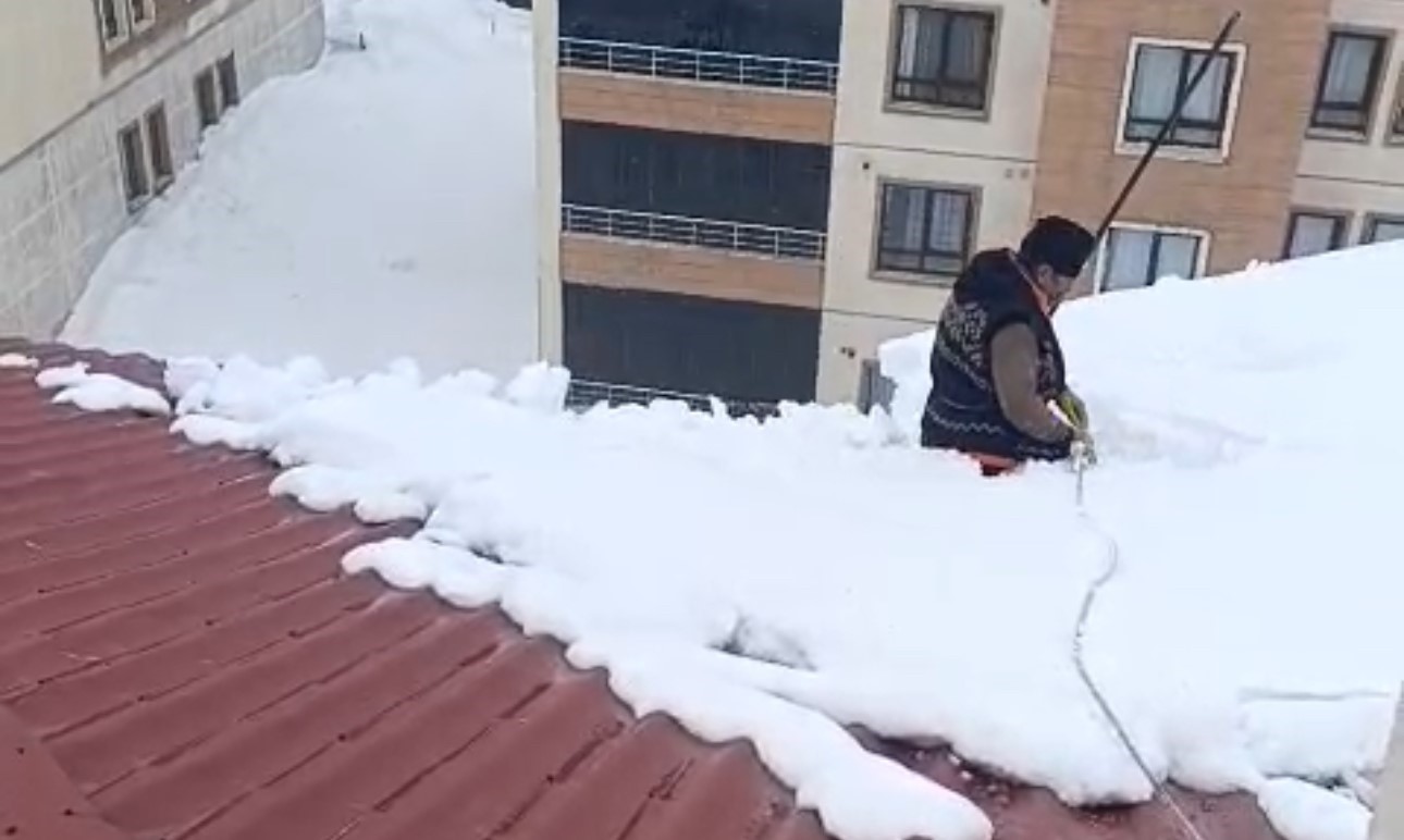 Yüksekova’da dondurucu soğuğa rağmen çatıda ibadet: Kar üzerinde namaz kıldı
