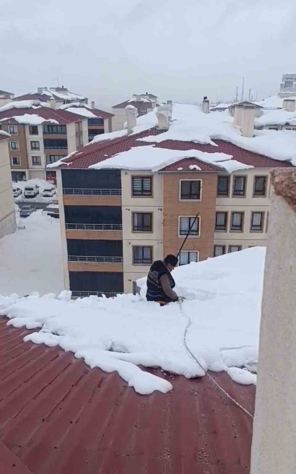 Yüksekova’da dondurucu soğuğa rağmen çatıda ibadet: Kar üzerinde namaz kıldı
