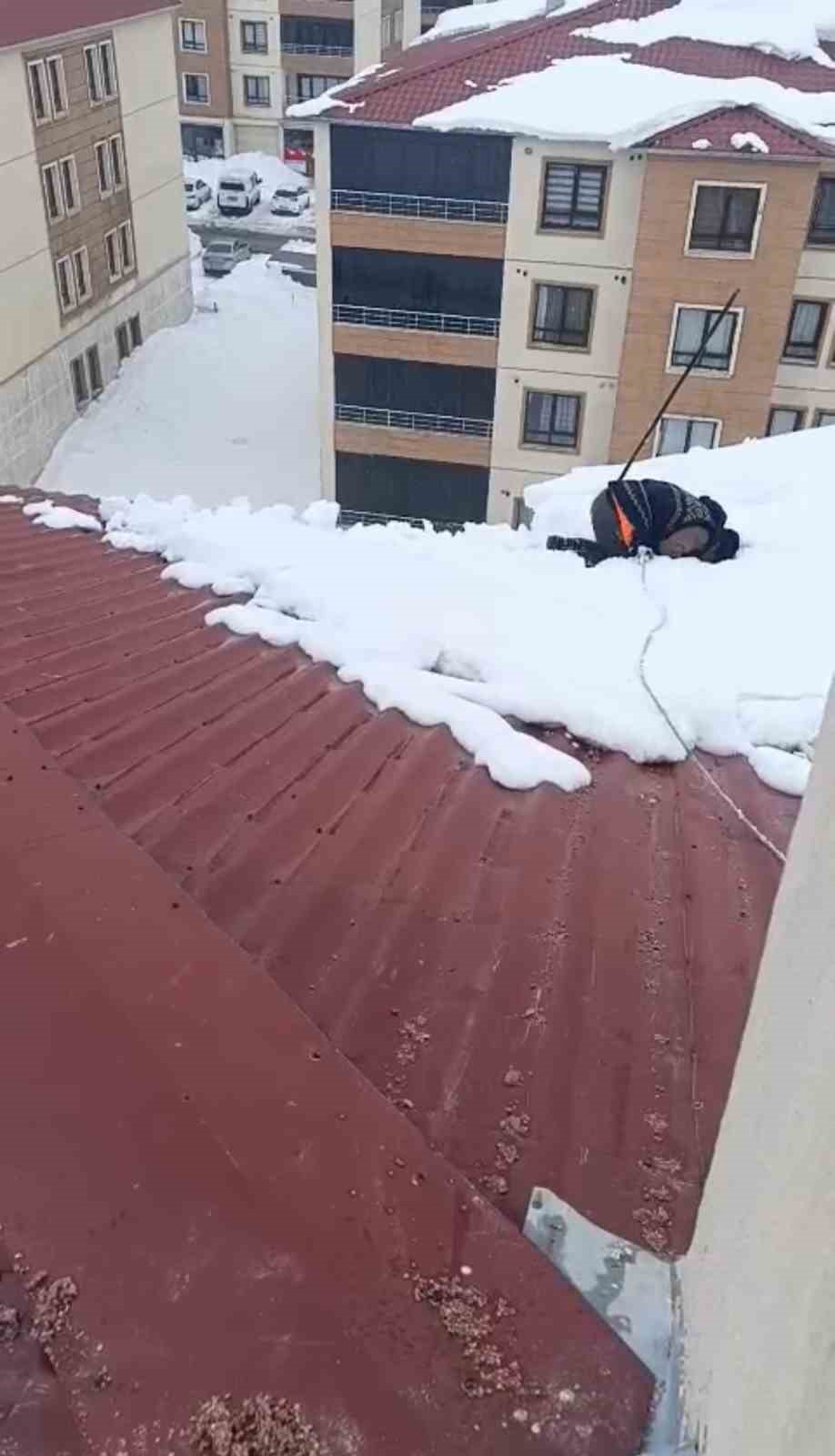 Yüksekova’da dondurucu soğuğa rağmen çatıda ibadet: Kar üzerinde namaz kıldı
