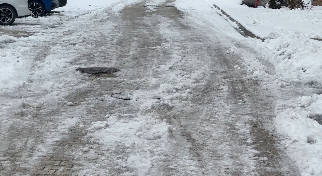 Yüksekova’da dondurucu soğuklar: Araçlar ve çatılar buz tuttu
