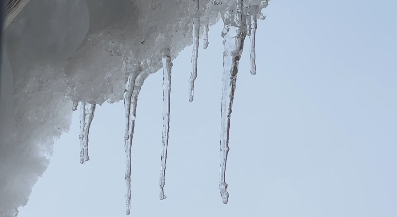 Yüksekova’da dondurucu soğuklar: Araçlar ve çatılar buz tuttu
