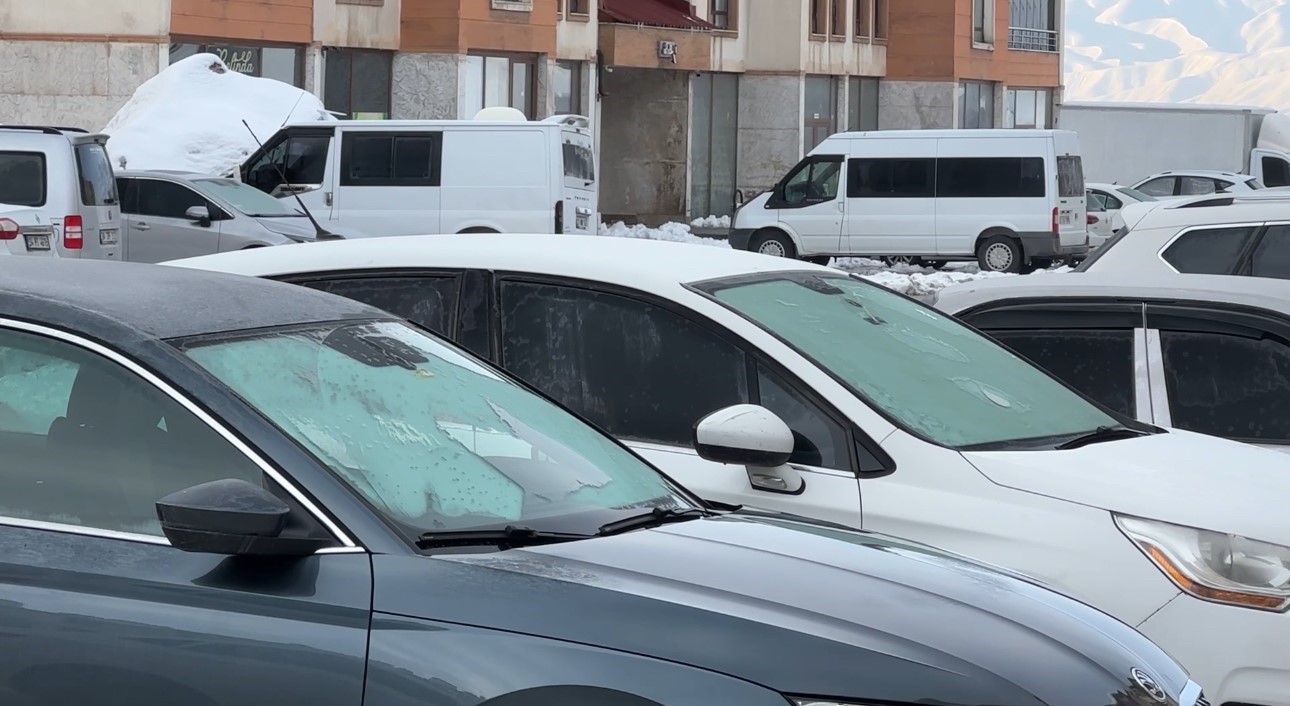 Yüksekova’da dondurucu soğuklar: Araçlar ve çatılar buz tuttu
