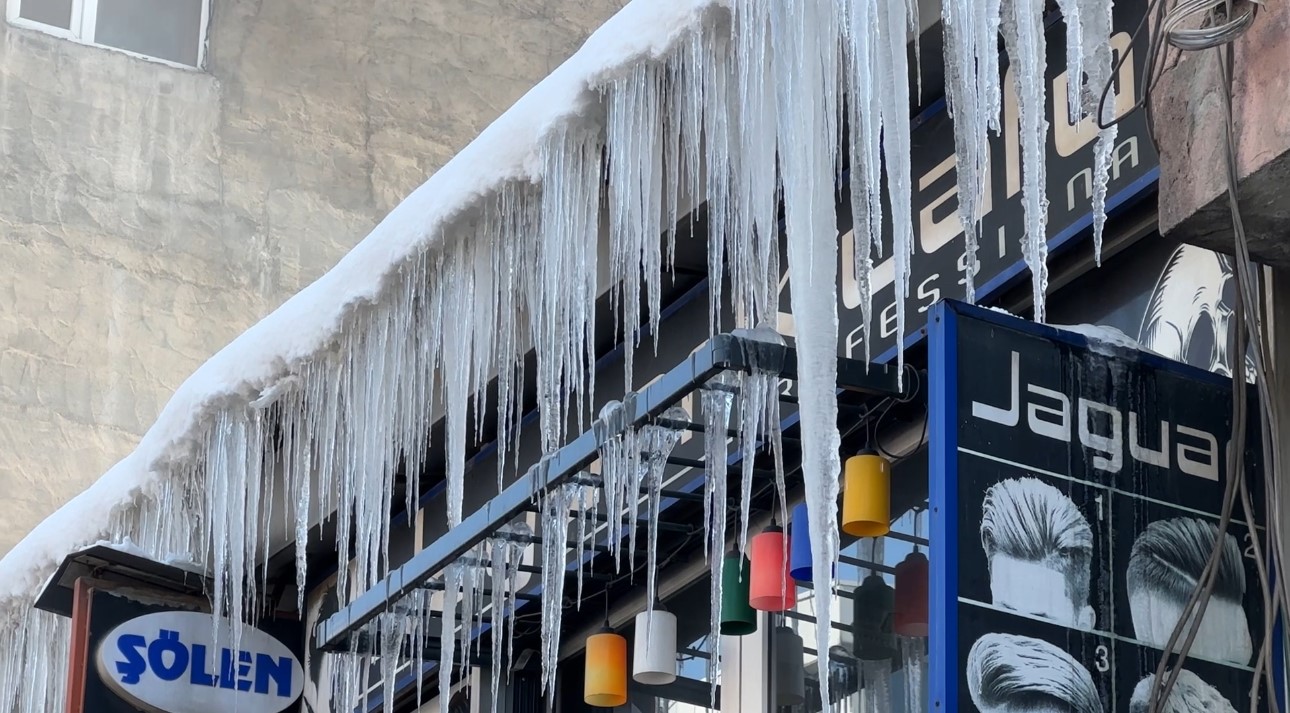 Yüksekova’da dondurucu soğuklar: Buz sarkıtlarının boyu 1 metreyi aştı
