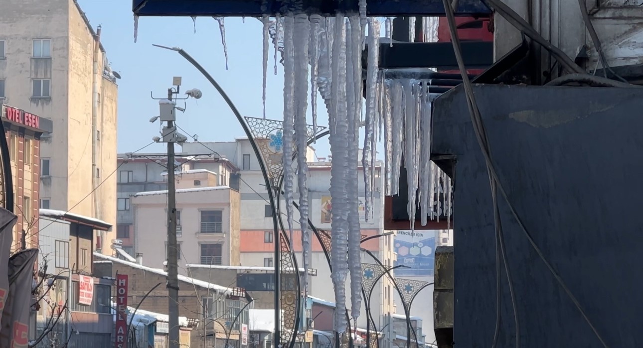 Yüksekova’da dondurucu soğuklar: Buz sarkıtlarının boyu 1 metreyi aştı
