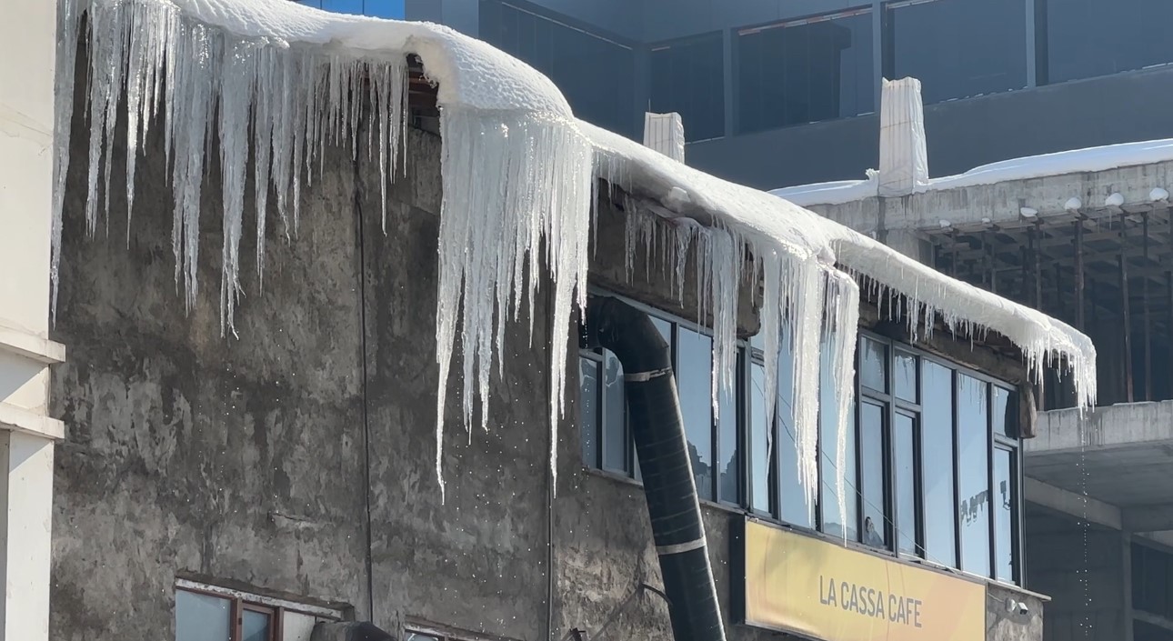 Yüksekova’da dondurucu soğuklar: Buz sarkıtlarının boyu 1 metreyi aştı
