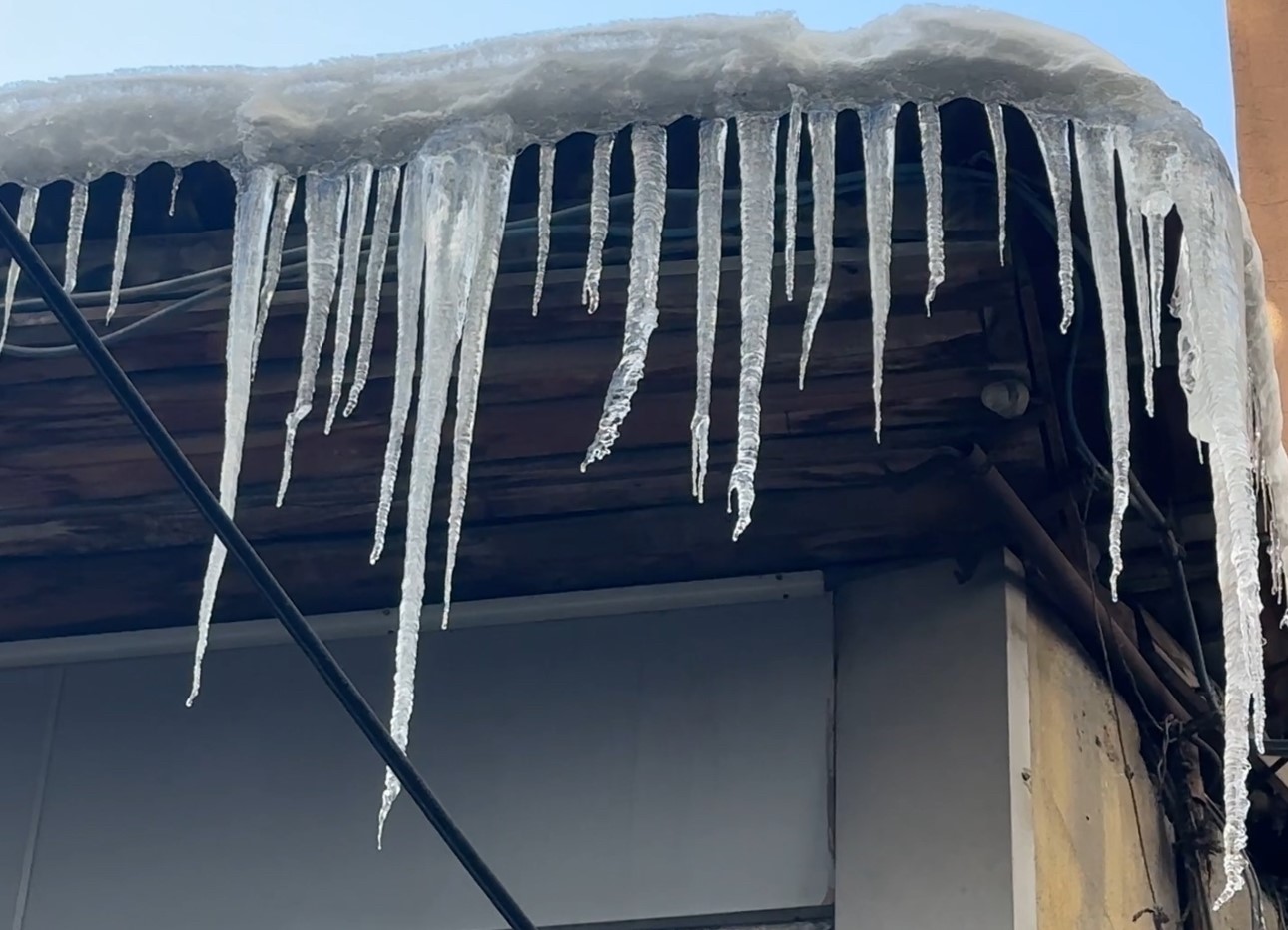 Yüksekova’da dondurucu soğuklar: Buz sarkıtlarının boyu 1 metreyi aştı
