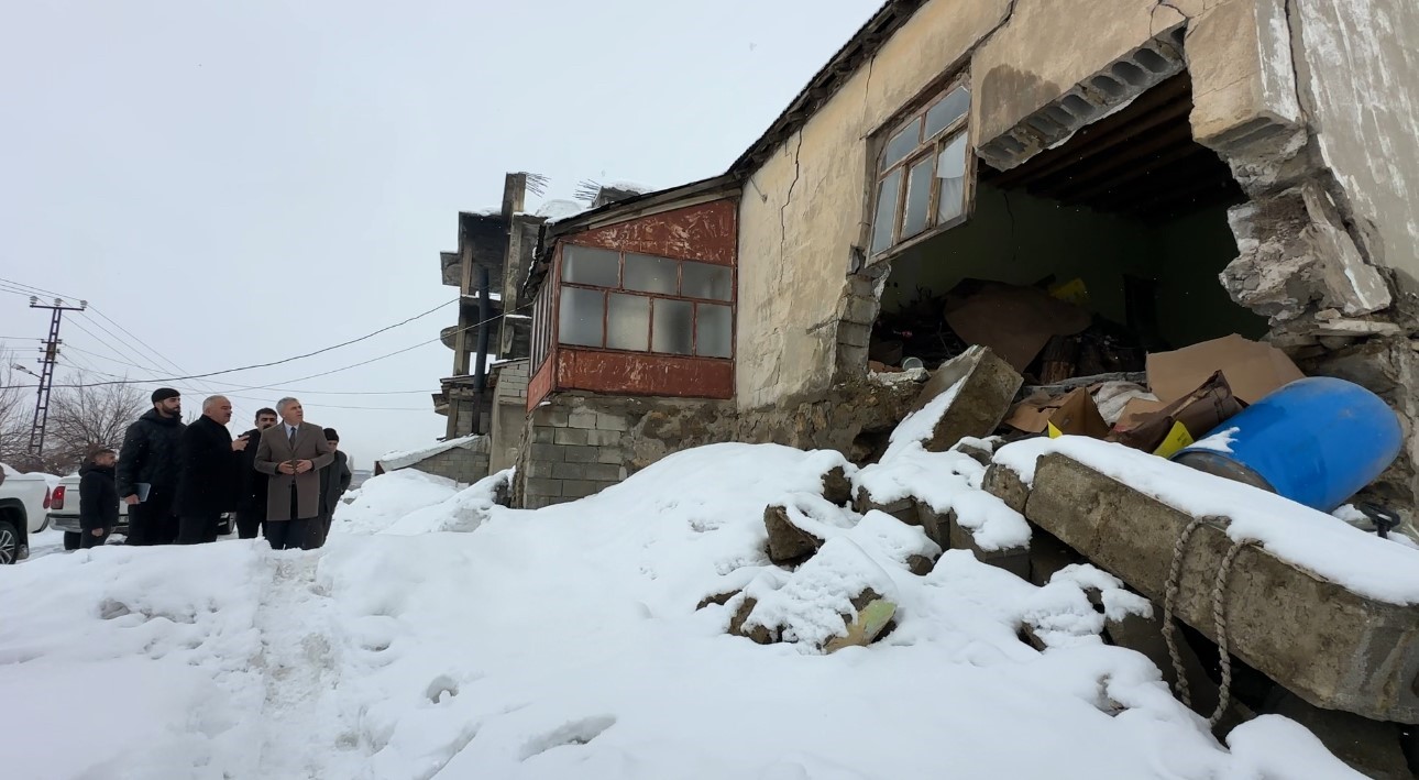Yüksekova’da evi çöken yaşlı kadına devlet şefkati: "Yalnız bırakmayacağız"
