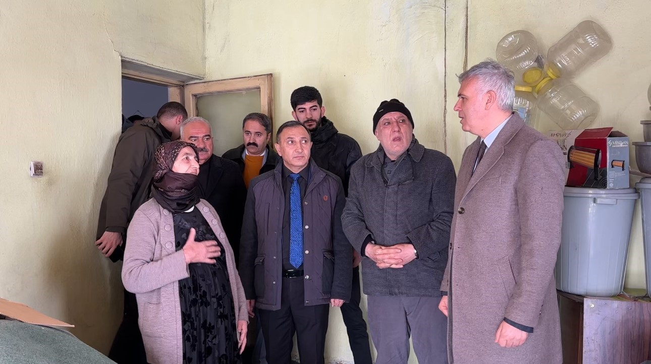 Yüksekova’da evi çöken yaşlı kadına devlet şefkati: "Yalnız bırakmayacağız"
