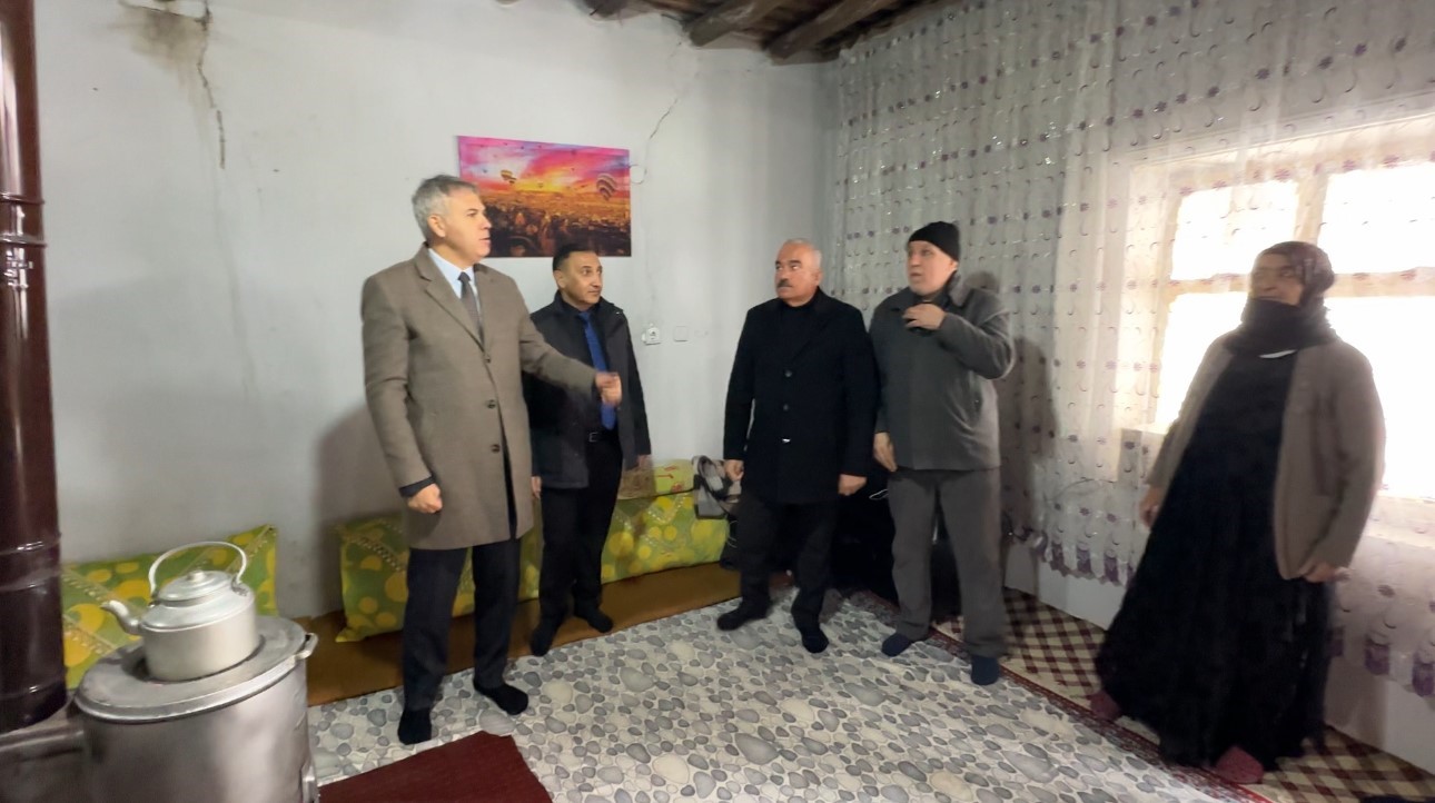 Yüksekova’da evi çöken yaşlı kadına devlet şefkati: "Yalnız bırakmayacağız"
