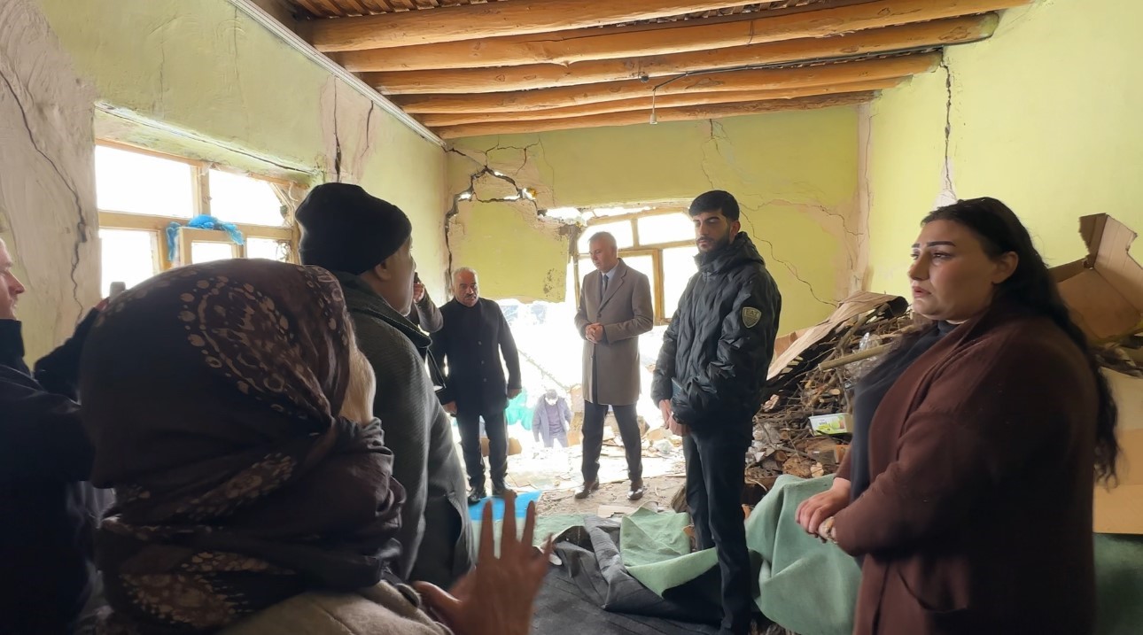 Yüksekova’da evi çöken yaşlı kadına devlet şefkati: "Yalnız bırakmayacağız"
