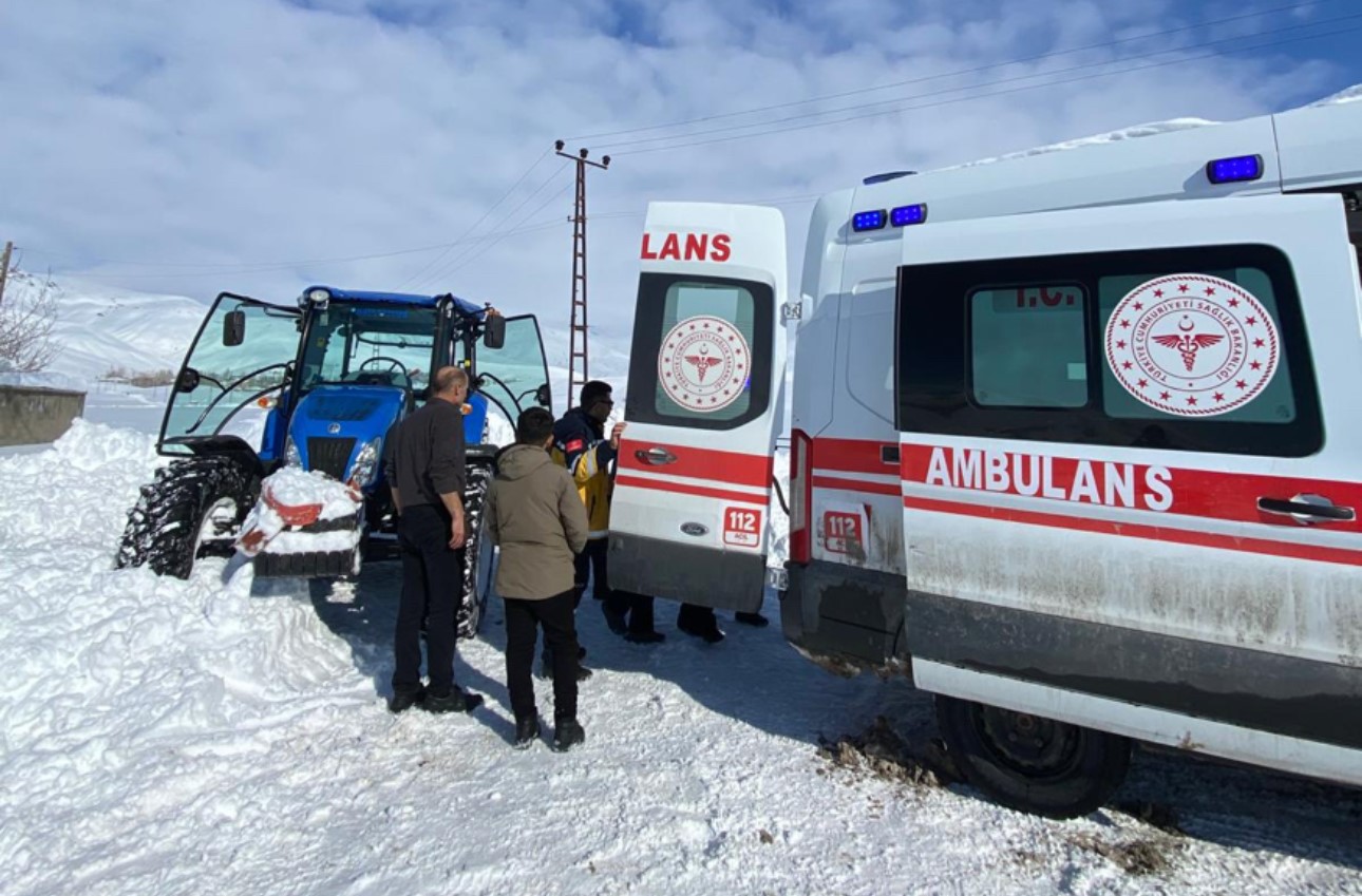 Yüksekova’da film sahnelerini aratmayan görüntüler: Hastayı kurtarmak için traktörle seferber oldular
