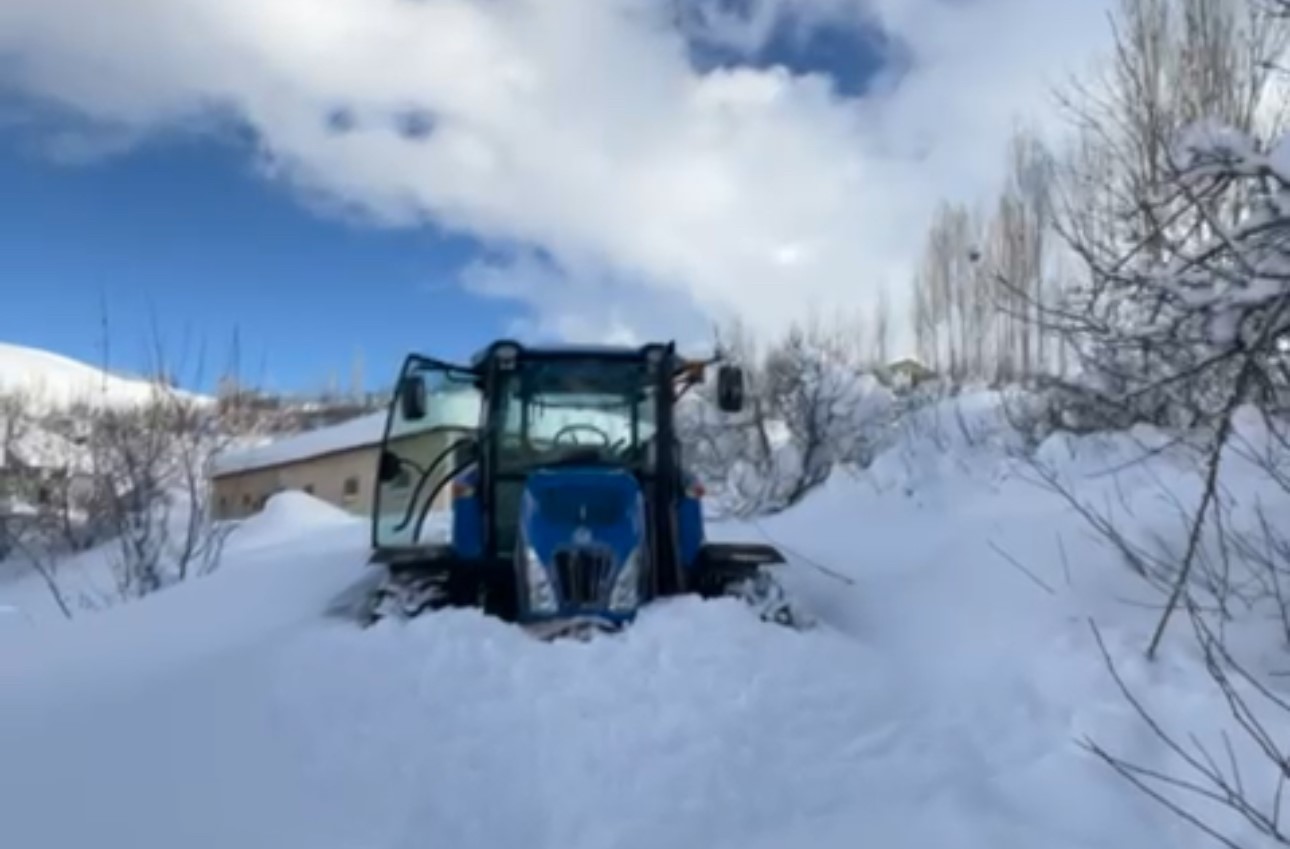Yüksekova’da film sahnelerini aratmayan görüntüler: Hastayı kurtarmak için traktörle seferber oldular

