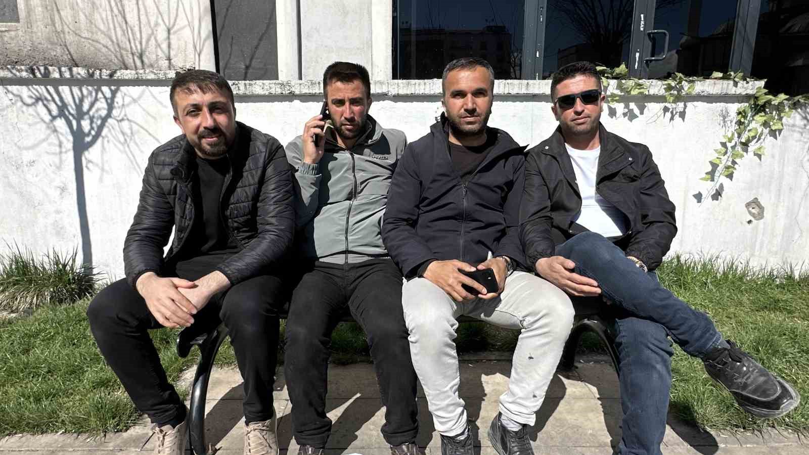 Yüksekova’da güneş yüzünü gösterdi: Vatandaşlar parklara akın etti
