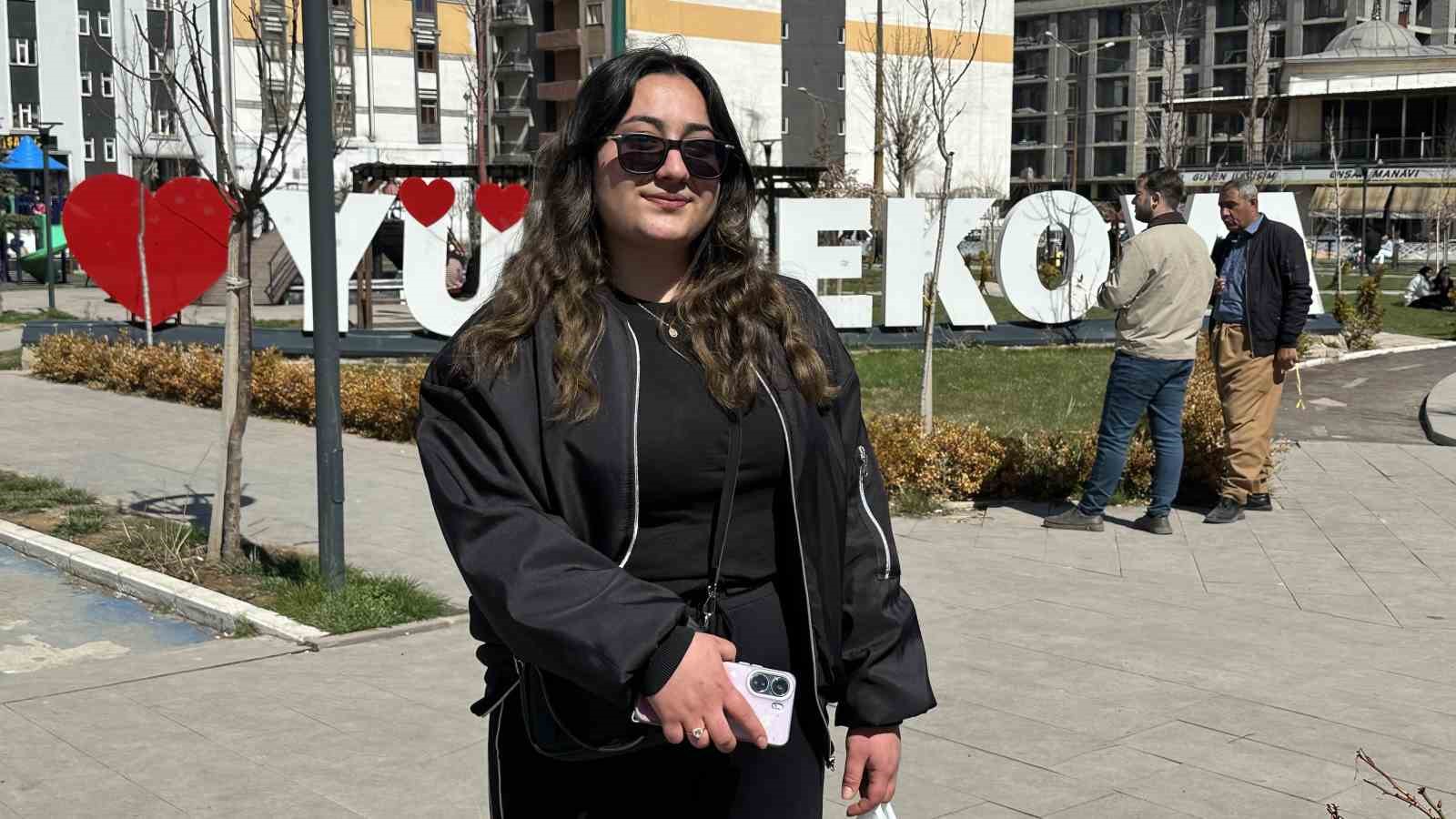 Yüksekova’da güneş yüzünü gösterdi: Vatandaşlar parklara akın etti
