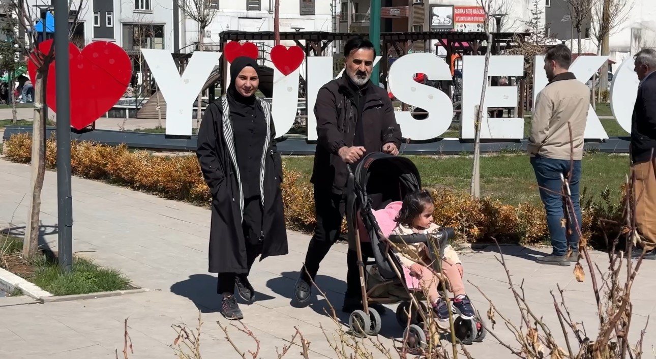 Yüksekova’da güneş yüzünü gösterdi: Vatandaşlar parklara akın etti
