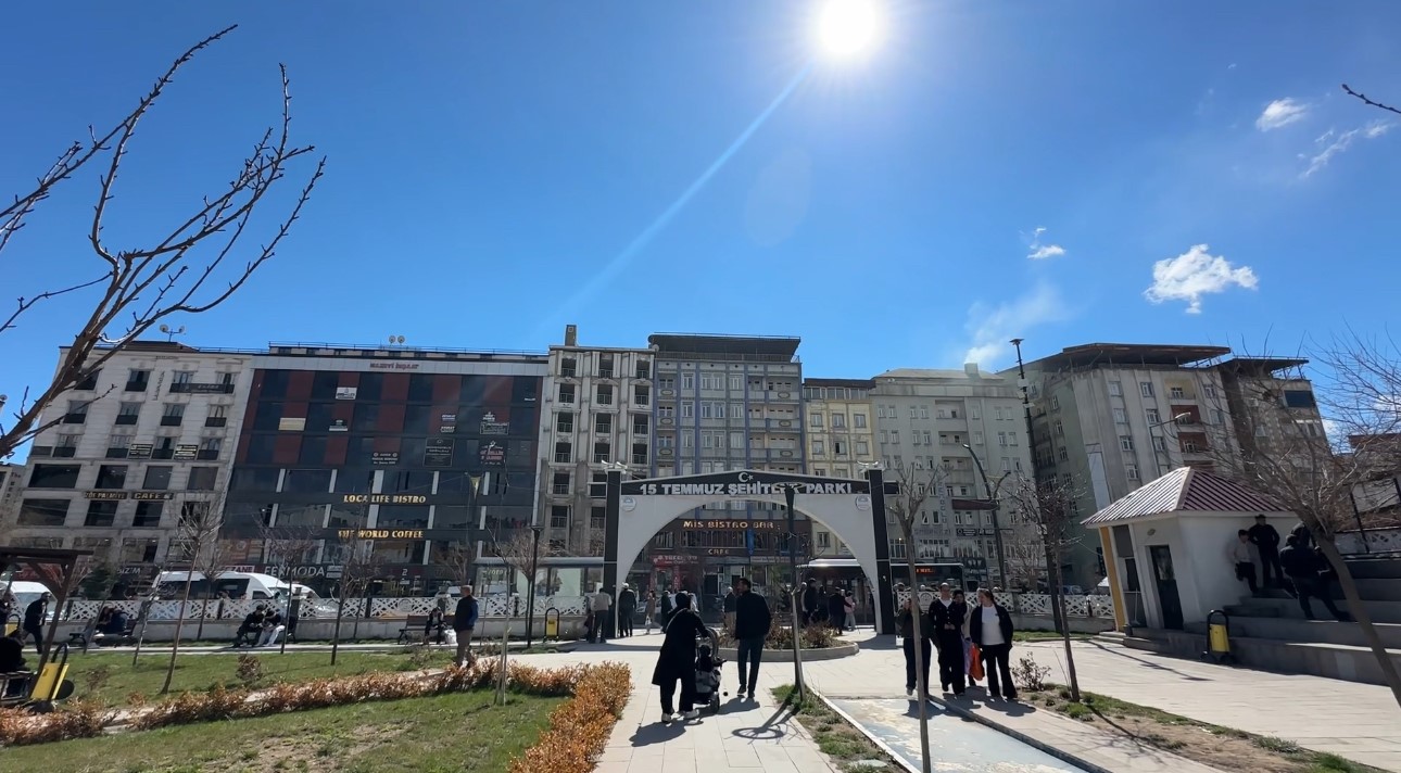 Yüksekova’da güneş yüzünü gösterdi: Vatandaşlar parklara akın etti
