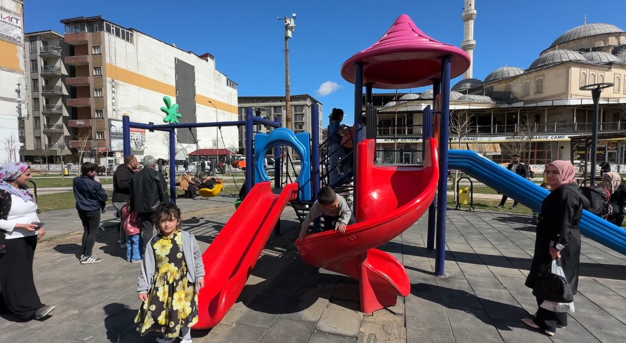 Yüksekova’da güneş yüzünü gösterdi: Vatandaşlar parklara akın etti
