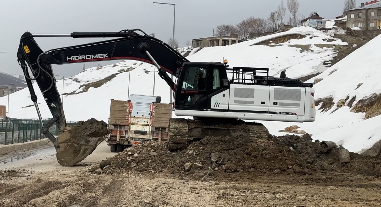 Yüksekova’da heyelan bölgesinde çalışmalar sürüyor
