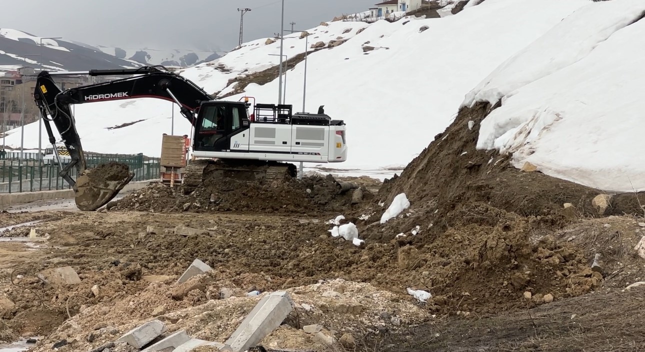 Yüksekova’da heyelan bölgesinde çalışmalar sürüyor
