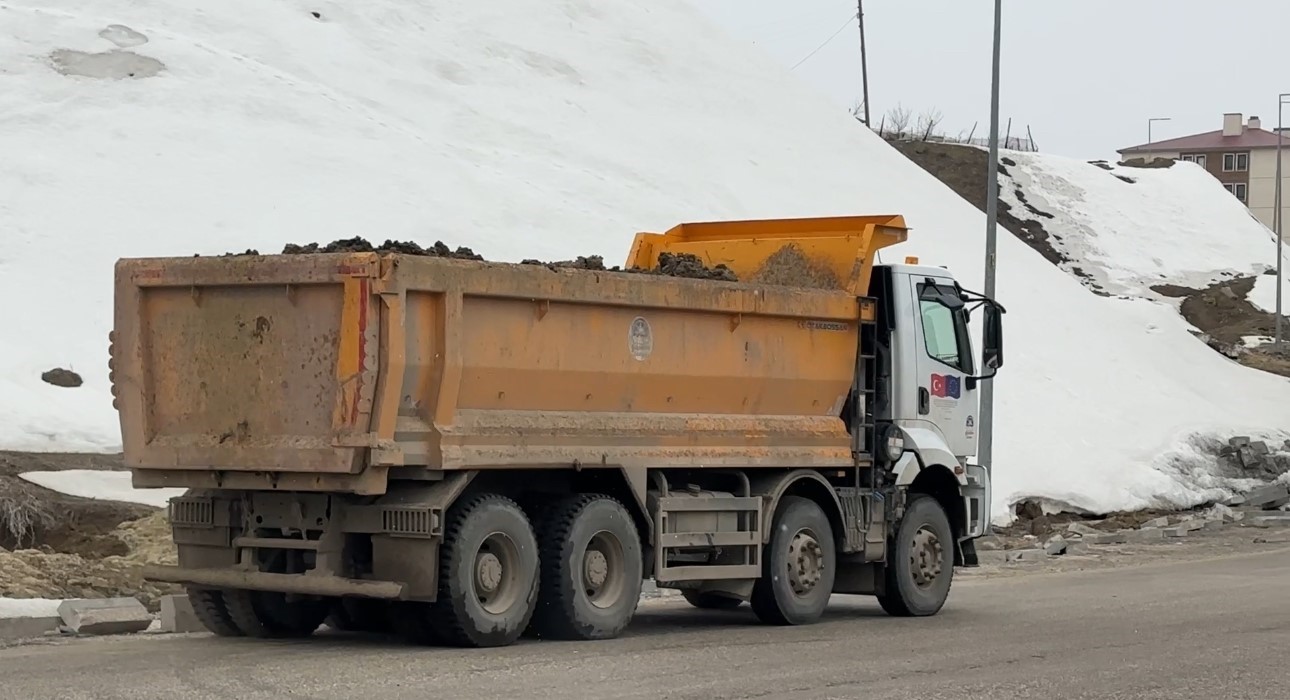 Yüksekova’da heyelan bölgesinde çalışmalar sürüyor
