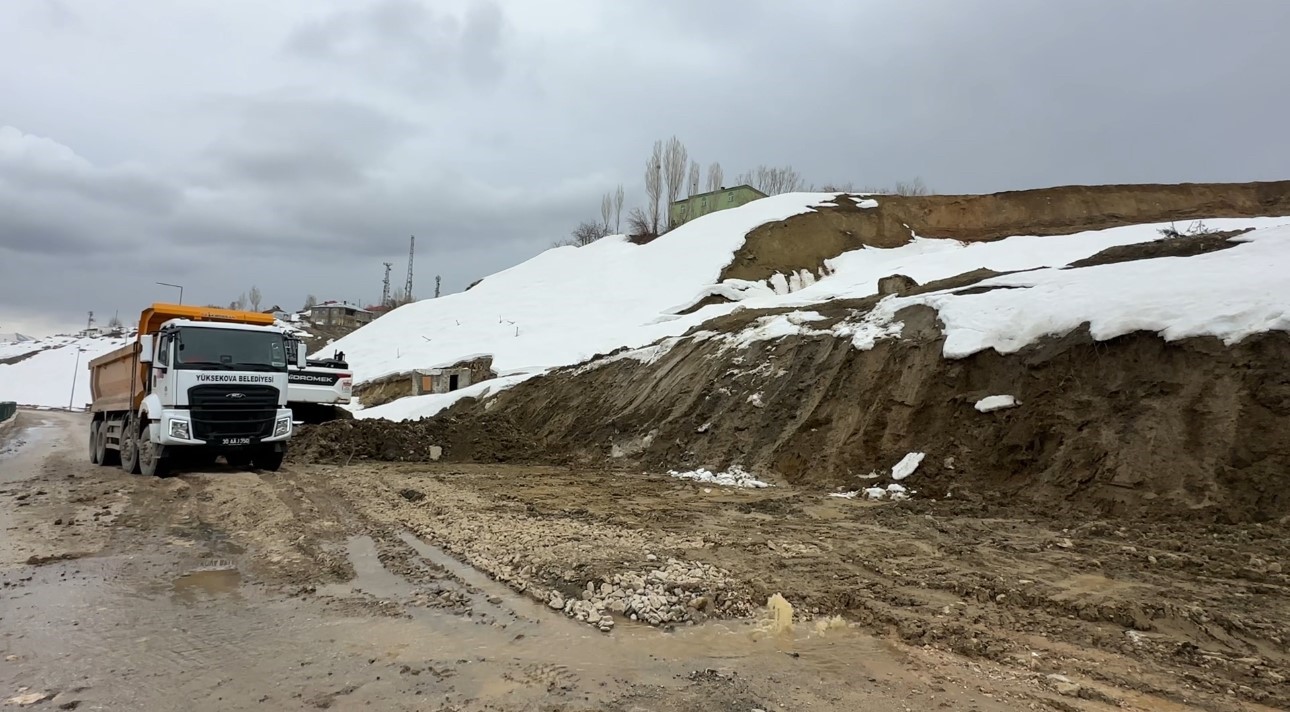 Yüksekova’da heyelan bölgesinde çalışmalar sürüyor
