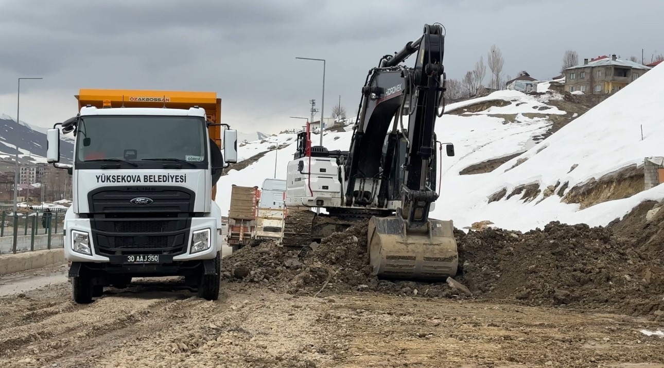 Yüksekova’da heyelan bölgesinde çalışmalar sürüyor
