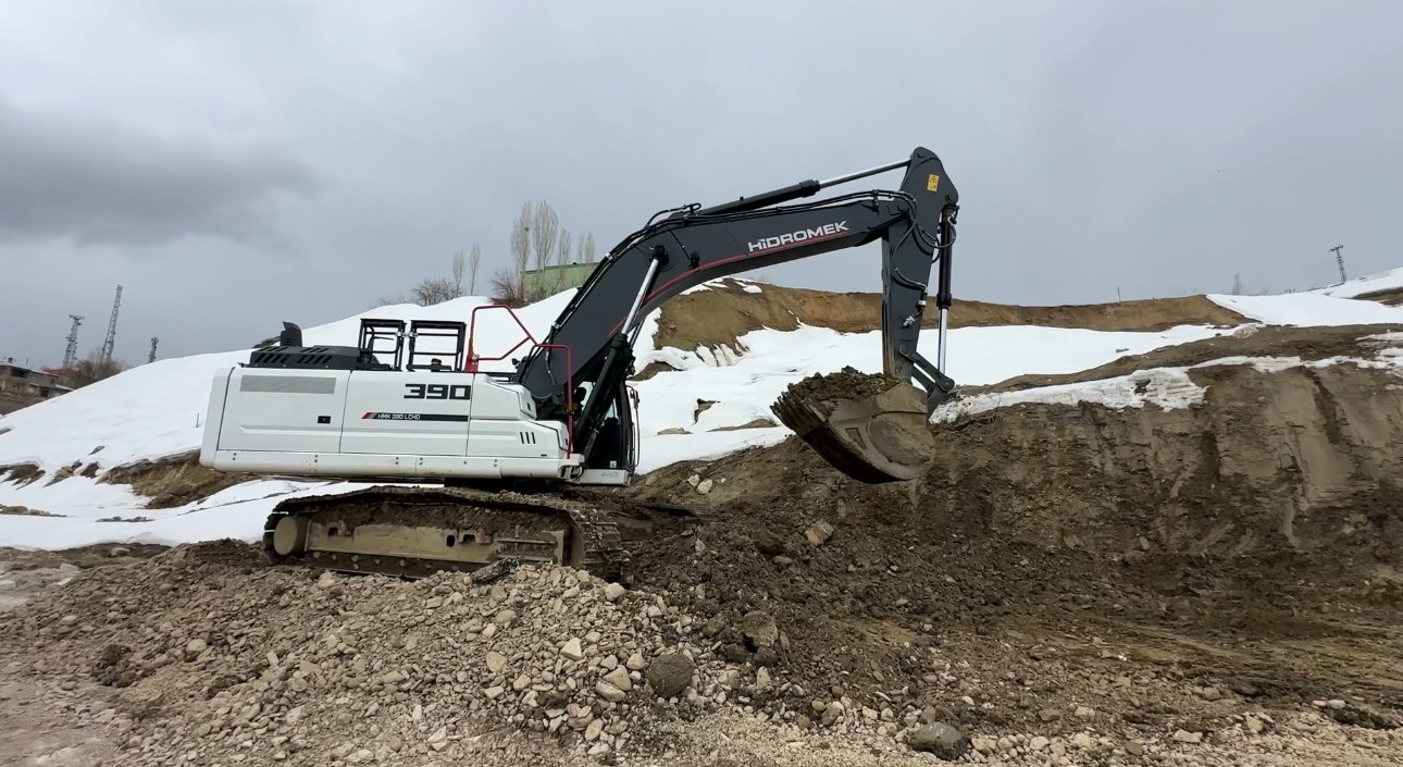 Yüksekova’da heyelan bölgesinde çalışmalar sürüyor
