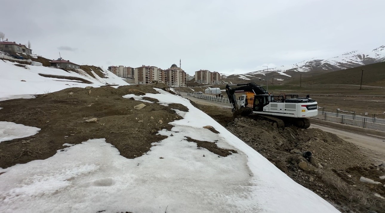 Yüksekova’da heyelan bölgesinde çalışmalar sürüyor
