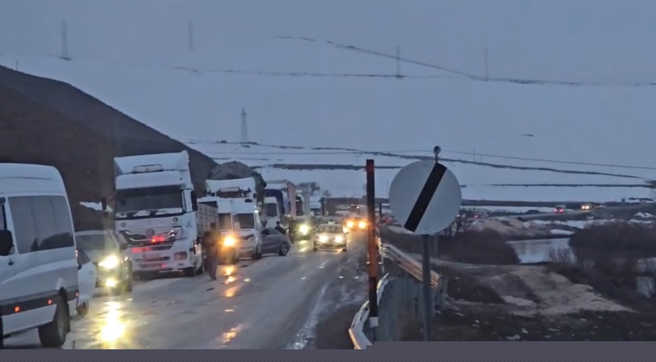 Yüksekova’da heyelan karayolunu yuttu, ilçenin çevre illerle ulaşımı kesildi
