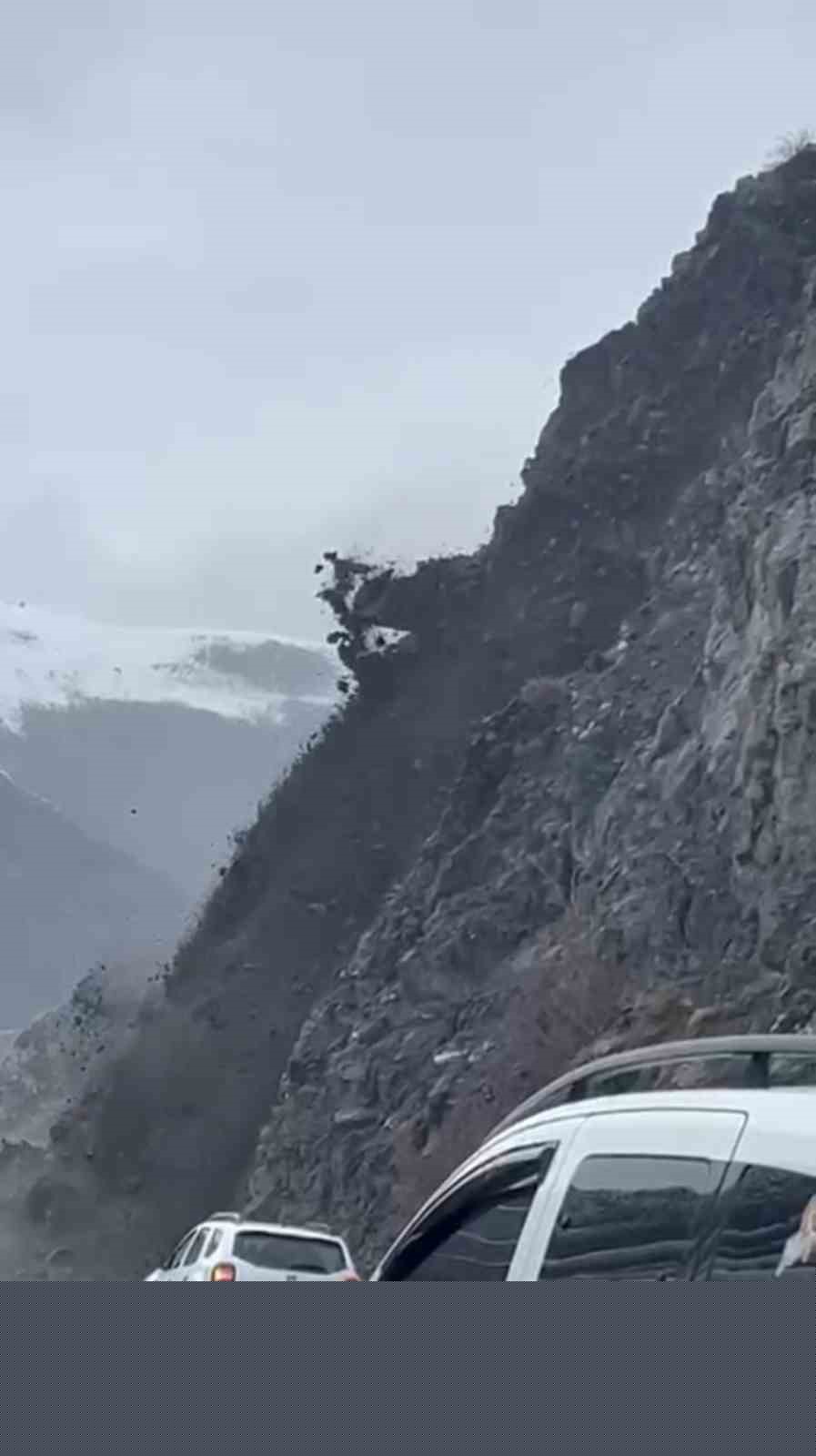 Yüksekova’da heyelan karayolunu yuttu, ilçenin çevre illerle ulaşımı kesildi
