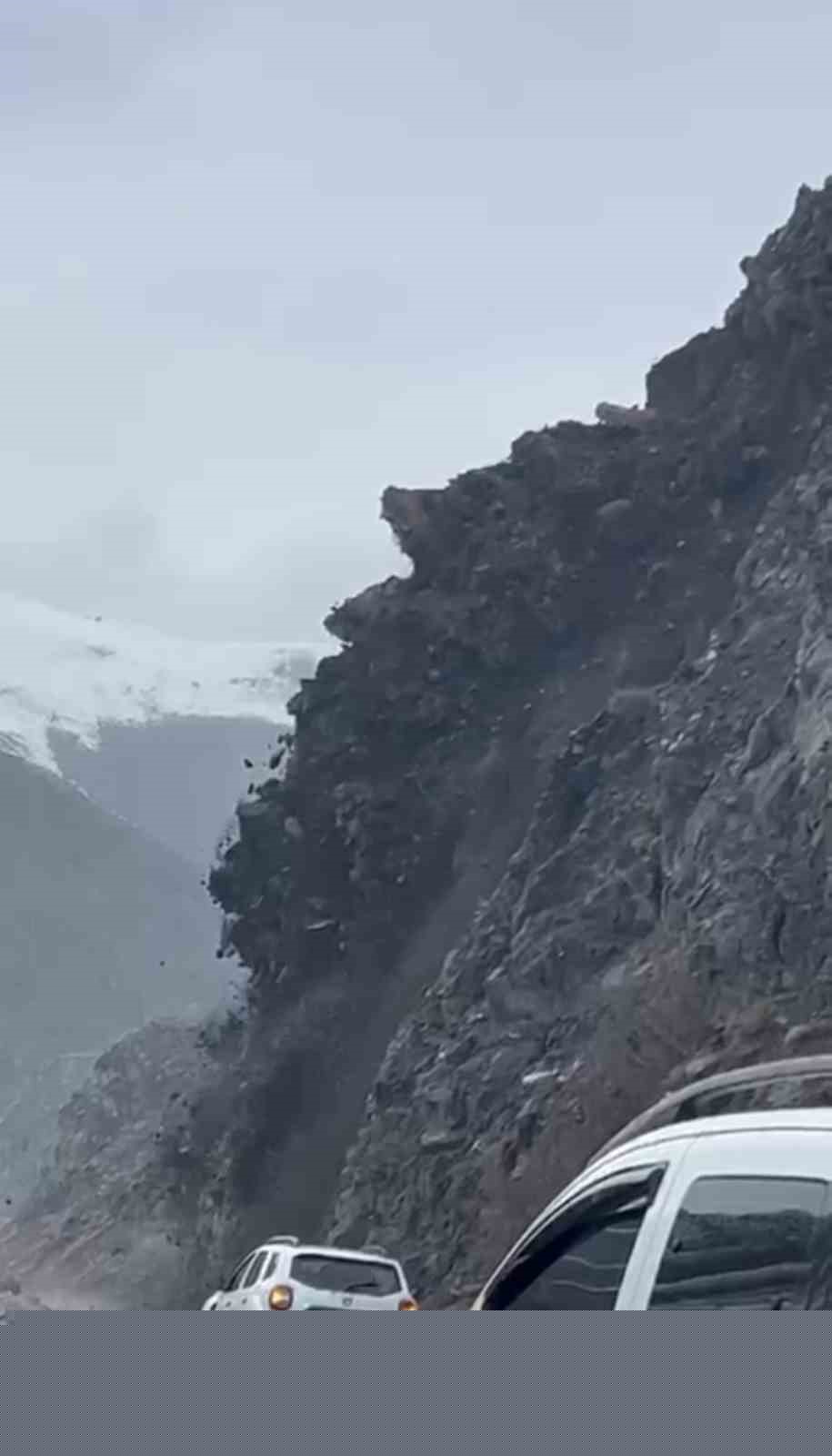 Yüksekova’da heyelan karayolunu yuttu, ilçenin çevre illerle ulaşımı kesildi
