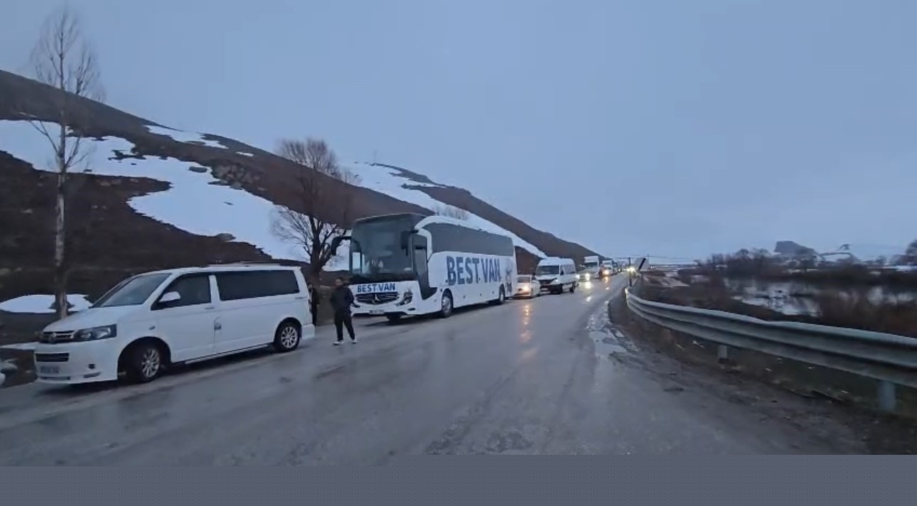 Yüksekova’da heyelan karayolunu yuttu, ilçenin çevre illerle ulaşımı kesildi
