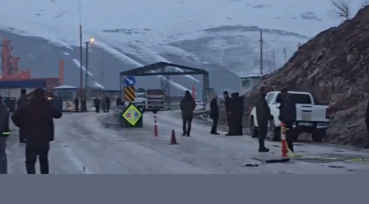 Yüksekova’da heyelan karayolunu yuttu, ilçenin çevre illerle ulaşımı kesildi
