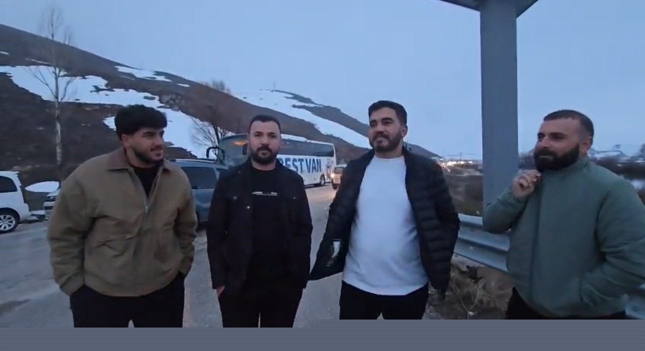 Yüksekova’da heyelan karayolunu yuttu, ilçenin çevre illerle ulaşımı kesildi
