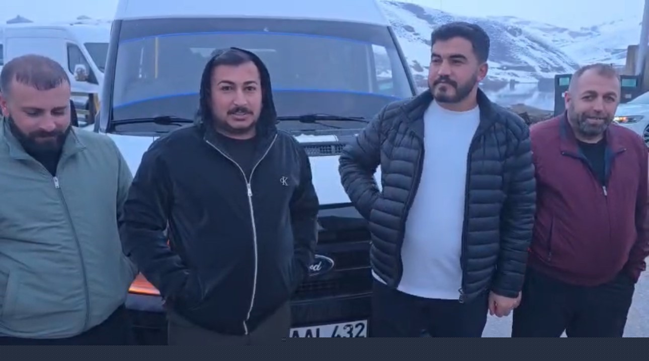 Yüksekova’da heyelan karayolunu yuttu, ilçenin çevre illerle ulaşımı kesildi
