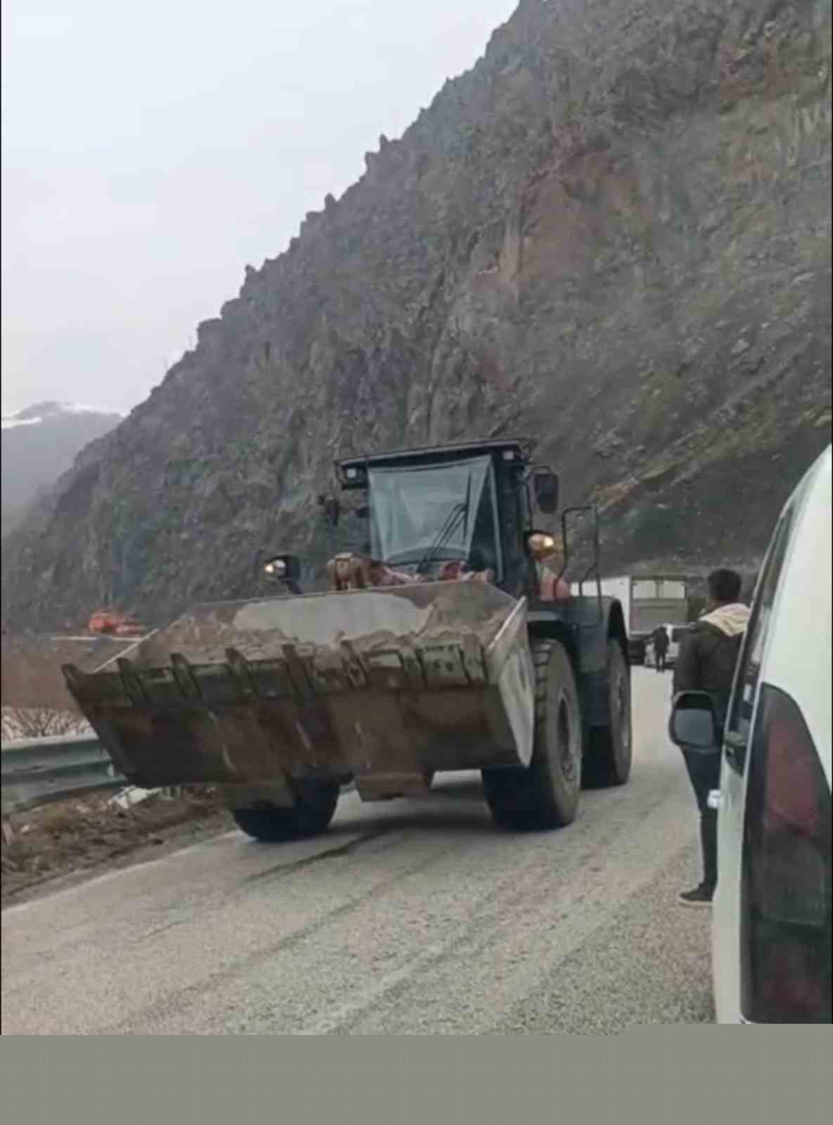 Yüksekova’da heyelan karayolunu yuttu, ilçenin çevre illerle ulaşımı kesildi
