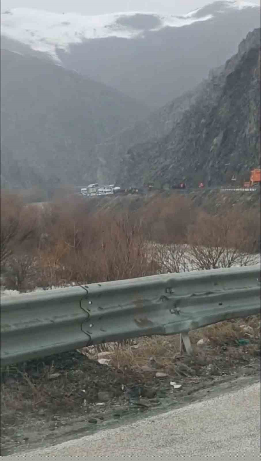 Yüksekova’da heyelan karayolunu yuttu, ilçenin çevre illerle ulaşımı kesildi
