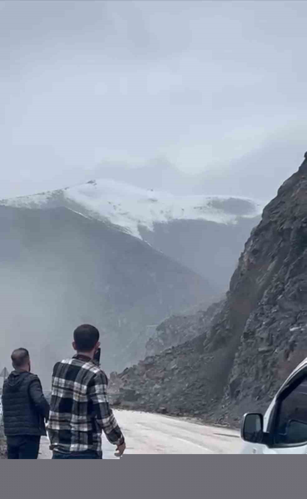 Yüksekova’da heyelan karayolunu yuttu, ilçenin çevre illerle ulaşımı kesildi
