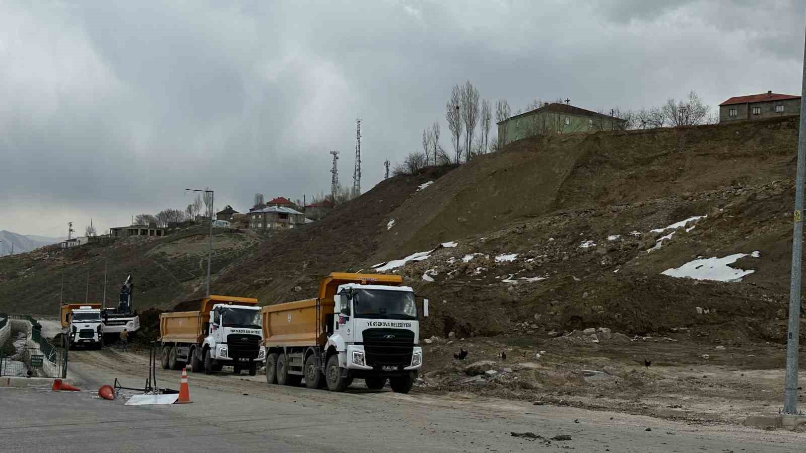 Yüksekova’da heyelan nedeniyle tek şeridi 19 gündür kapalı olan yol temizleniyor
