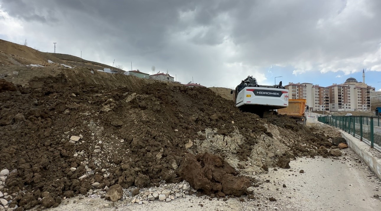 Yüksekova’da heyelan nedeniyle tek şeridi 19 gündür kapalı olan yol temizleniyor
